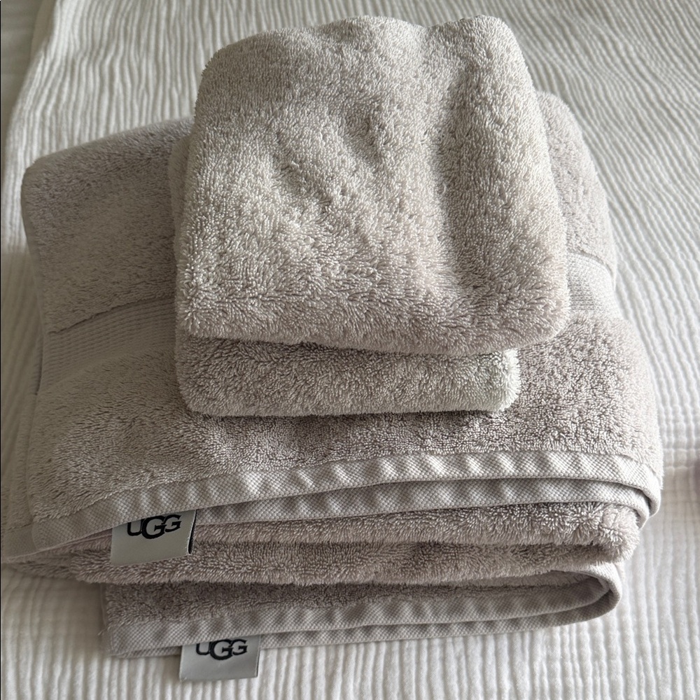 UGG Plush Bath Towel Set in light gray